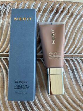 Merit The Uniform Tinted Mineral Sunscreèn Shade 21 NEW In Box